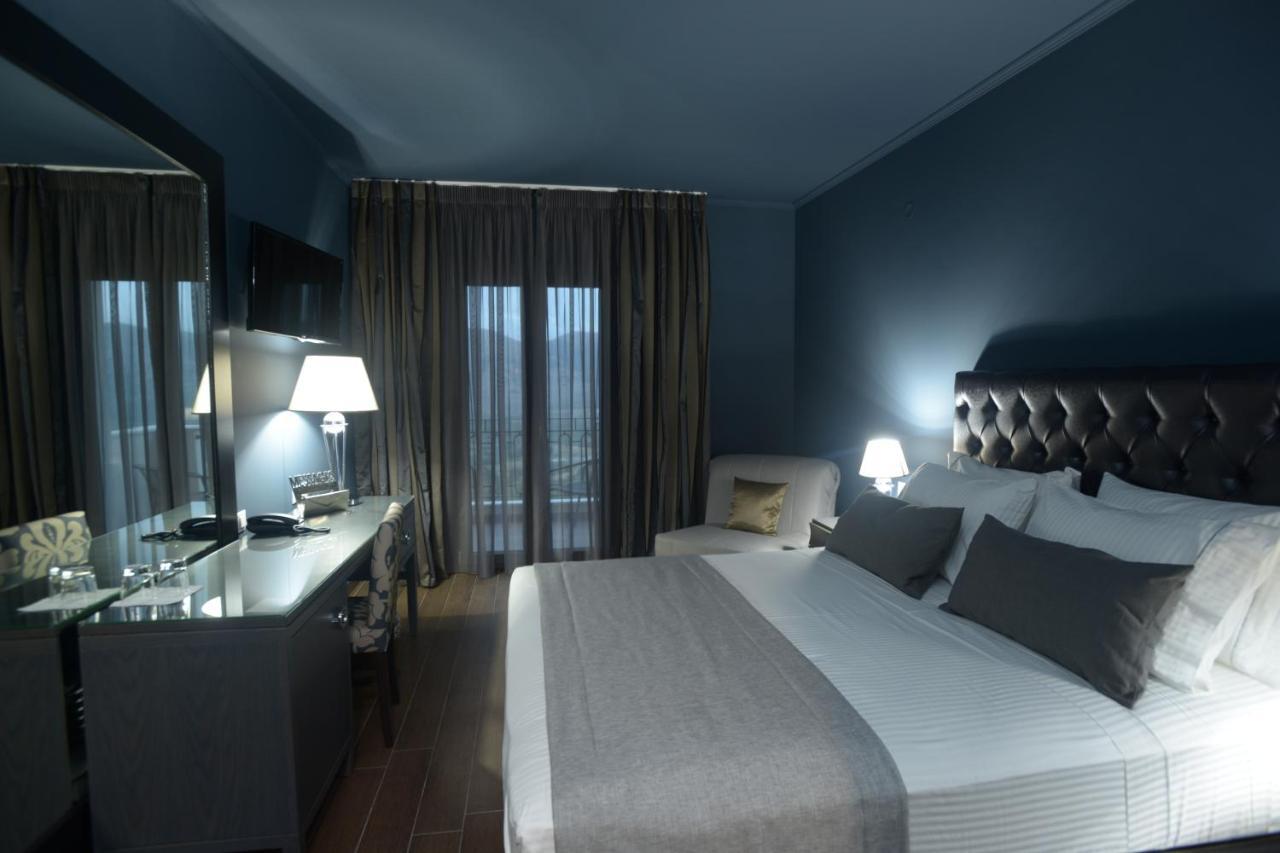 Theasis Hotel Paramythia Ngoại thất bức ảnh